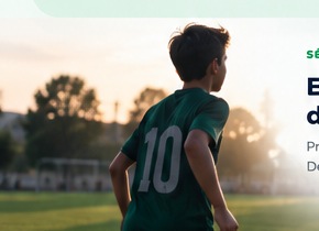 Joven futbolista en cancha al atardecer