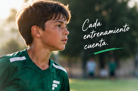Jugador juvenil de fútbol en el campo